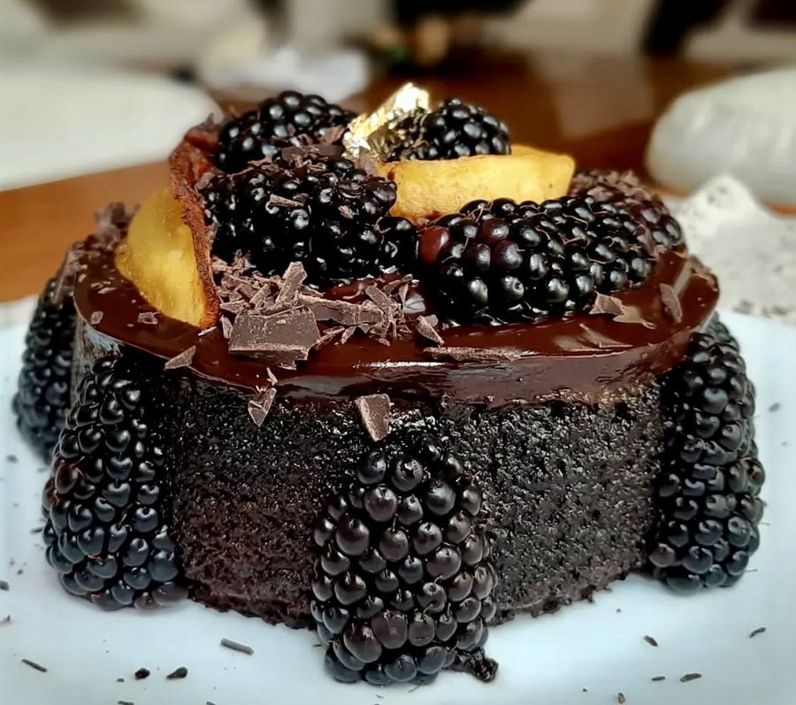 Pastel de chocolate con zarzamoras - postres para eventos